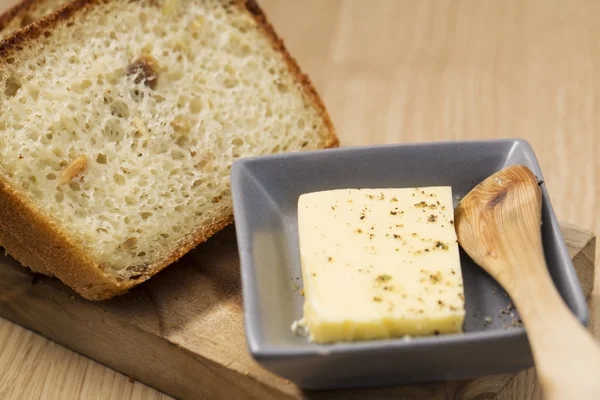 Kromki chleba i stopione masło w naczyniu — Zdjęcie stockowe