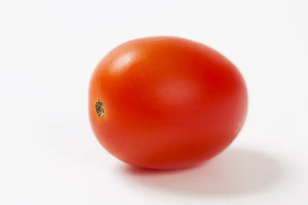Tomate vermelho com zoom sobre fundo branco — Fotografia de Stock