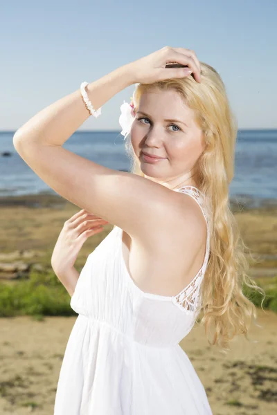 Junge Frau im weißen Kleid auf See — Stockfoto