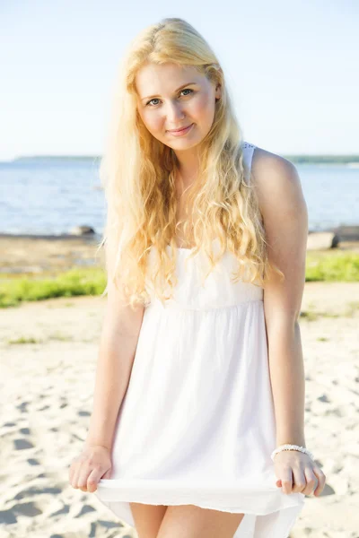 Schüchterne junge Frau im Kleid mit Haaren — Stockfoto