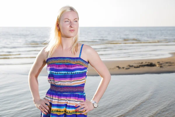 Mulher de vestido forrado na costa do mar — Fotografia de Stock