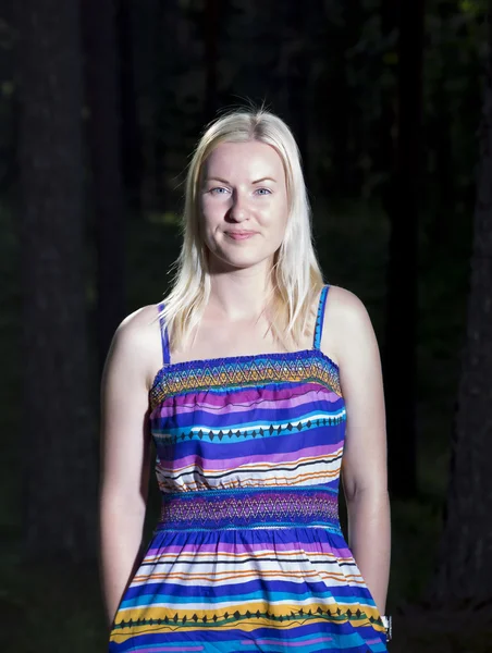 Mulher de vestido no fundo da floresta escura — Fotografia de Stock