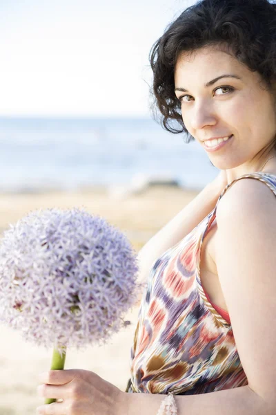 Femme souriante aux cheveux foncés posant — Photo