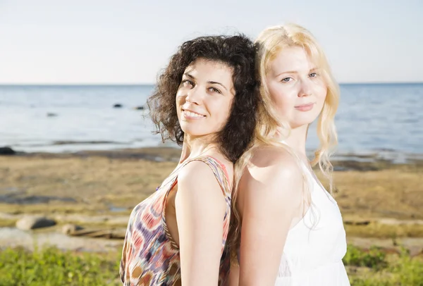 Plajda iki genç kadının — Stok fotoğraf