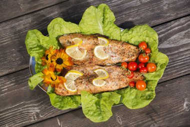 pişmiş dilim domates, salata ve çiçekler