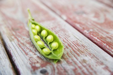 pek çok olgunlaşmış bezelyeler ile açık pod Yakınlaştırılmış