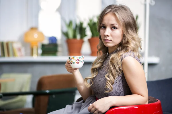 Woman hold cup and look directly — Stock Photo, Image