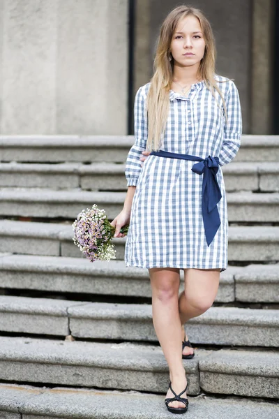 Mulher de vestido na principal entrar escadas — Fotografia de Stock