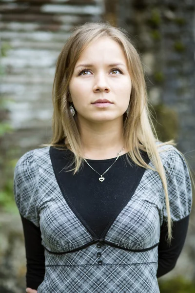 Woman posing at camera and looking up — Stock Photo, Image