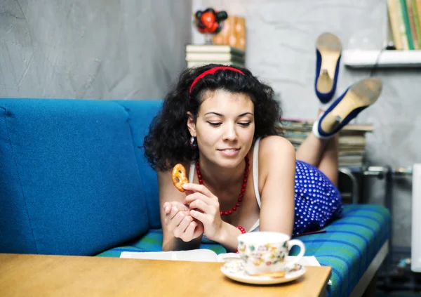 Vrouw lag op de Bank en boek lezen — Stockfoto