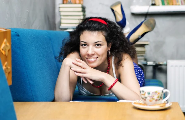 Woman lay on sofa and smile widely — Stock Photo, Image