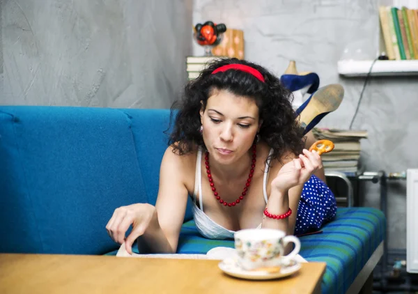 Vrouw lag op de Bank en lees tijdschrift — Stockfoto