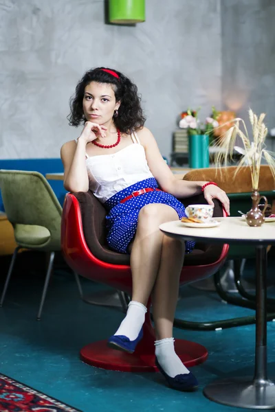 Kadın sandalyede café düşüncesinde — Stok fotoğraf