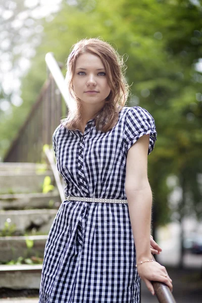 Femme en robe à carreaux posant — Photo