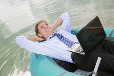 Tekne ve gülümseme memnun adam yatıyordu