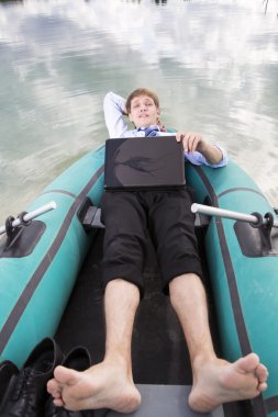 adam yatıyordu tekneye giyinmiş