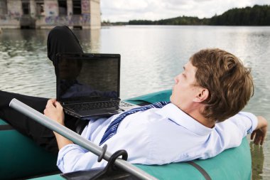 adam kostüm tekne üzerinde yatıyordu