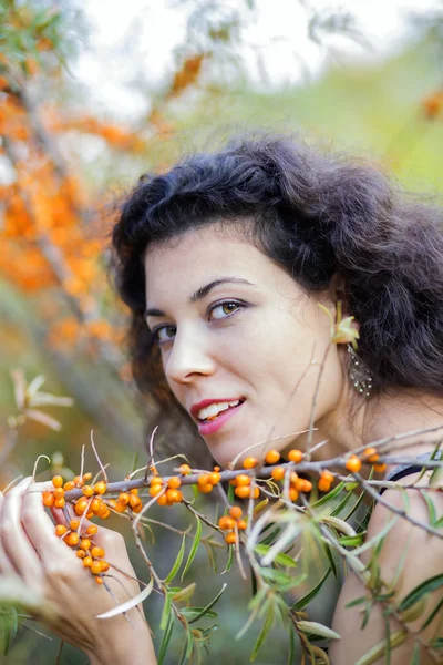 Bello cercando giovane donna tenere ramo — Foto Stock