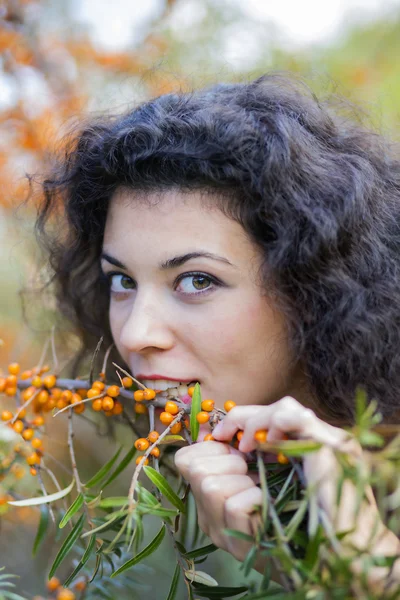 Zoomato vista della donna mangiare uva spina — Foto Stock