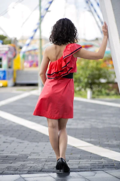 Felé piros ruhás nő — Stock Fotó