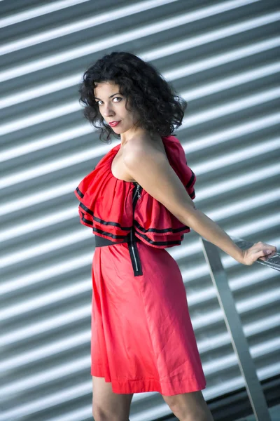 Flexibele vrouw in rode jurk — Stockfoto