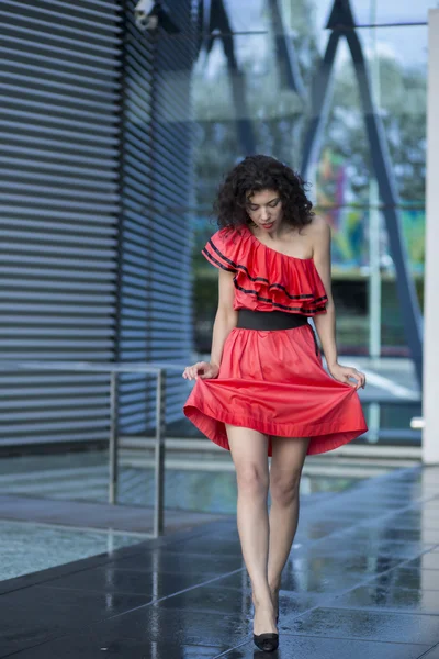Kvinna i snygg klänning gå på torget — Stockfoto