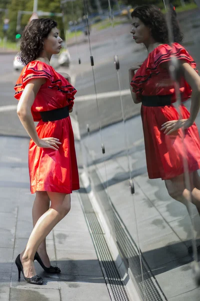 Vrouw in inweken natte jurk poseren — Stockfoto