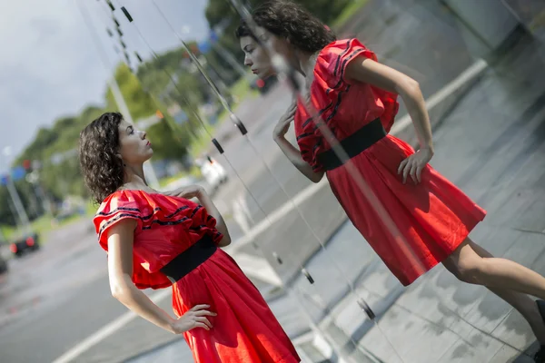 Mujer en vestido mojado empapado — Foto de Stock