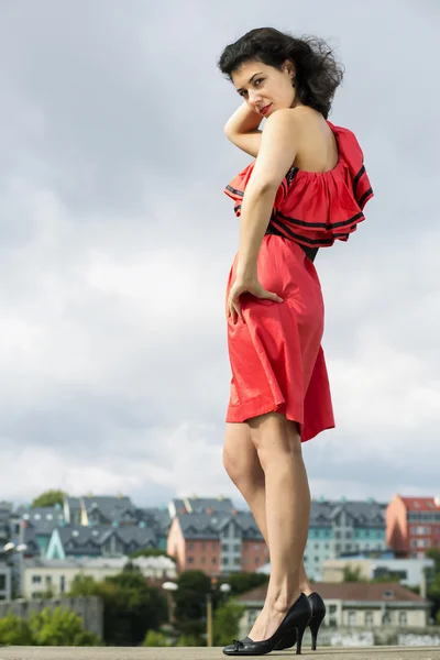 Frau im schönen Kleid posiert — Stockfoto