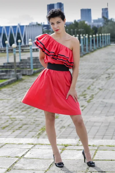 Mujer en bonito vestido rojo posando — Foto de Stock