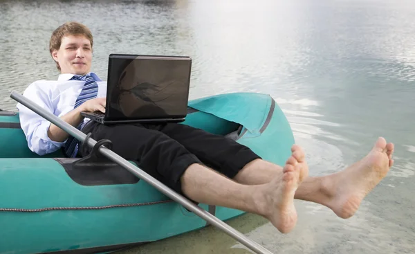 Adam yatıyordu tekne üzerinde giyinmiş — Stok fotoğraf