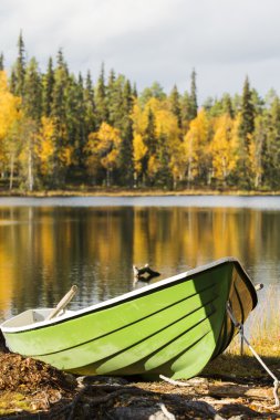 Tekne ipi kaba sahilinde bağlı