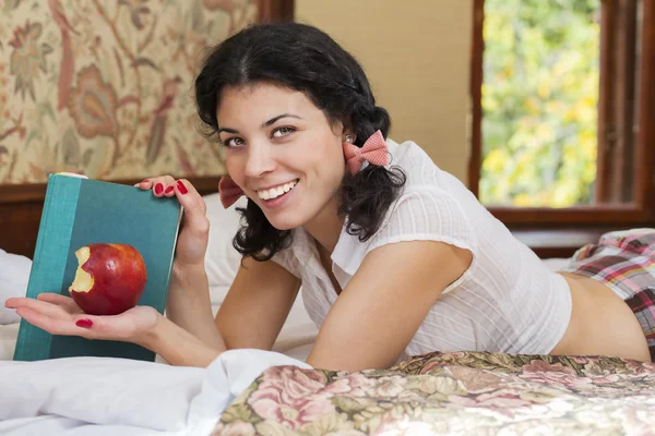 Woman show half bitten apple and smile — Stock Photo, Image