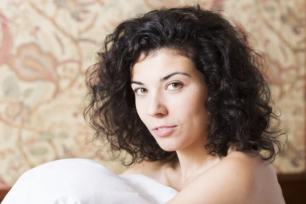 Sorrindo cara bonita mulher no início da manhã — Fotografia de Stock