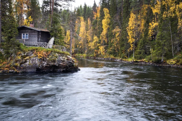 Flödande flod flöde lugn vid större plats — Stockfoto