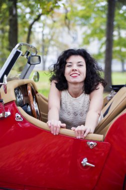 retro otomobil, beyaz elbiseli kadın