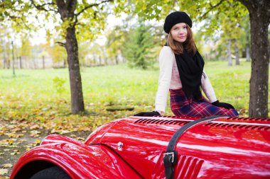 kadın etek kırmızı araba kaput üzerinde