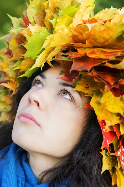 Woman with leaves on head look up — Stock Photo, Image