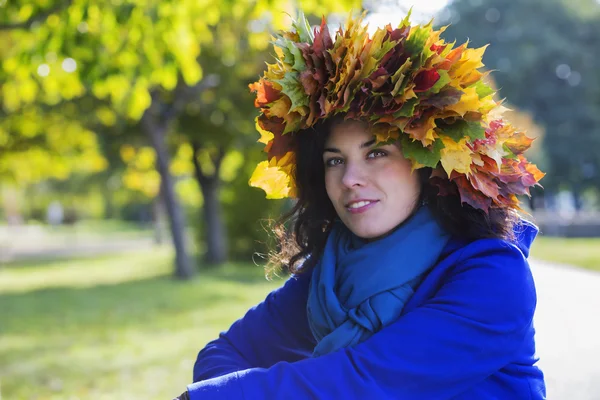 Donna nella soleggiata giornata autunnale al parco — Foto Stock