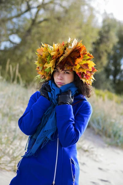 Mulher sente frio enquanto caminha no parque — Fotografia de Stock