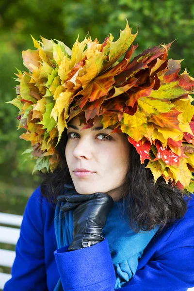 Задуманная женщина с кленовыми листьями на голове — стоковое фото