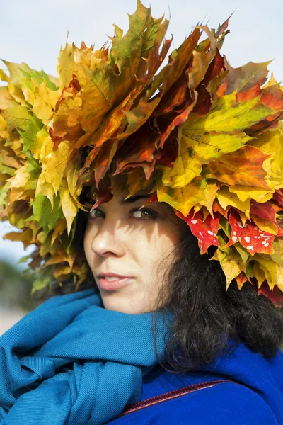 Woman with leaves on head look mysteriously — Stock Photo, Image