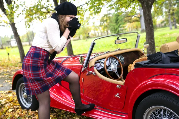 Donna scattare foto di giocattolo in auto — Foto Stock