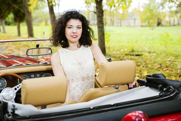 Mulher no carro no assento do passageiro — Fotografia de Stock