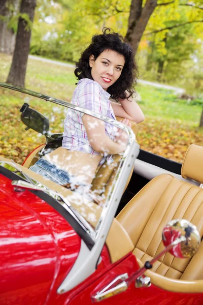 Frau im Retro-Auto auf Beifahrersitz — Stockfoto