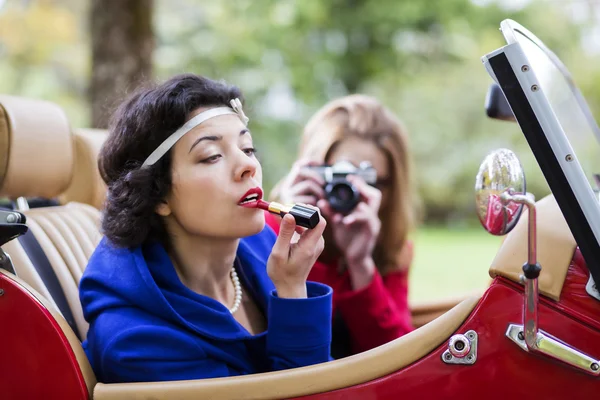 Vrouw vlekken de lippen andere nemen foto — Stockfoto