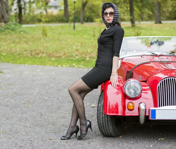 Vrouw in zwart-wit met donkere glazen — Stockfoto