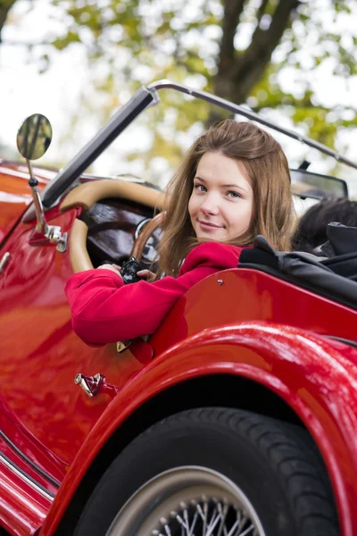 Vrouw zitten op de stoel en terugkijken — Stockfoto