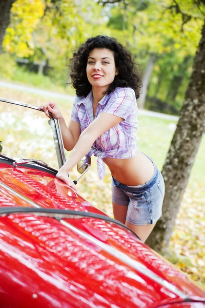 Mulher na camisa posando no lado do carro retro — Fotografia de Stock