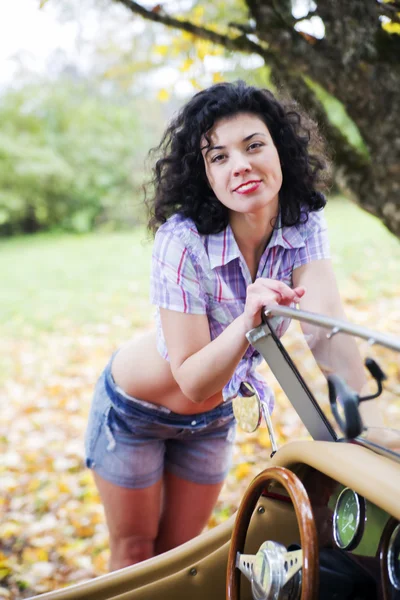 Frau im quadratischen Hemd überträgt Autoscheibe — Stockfoto